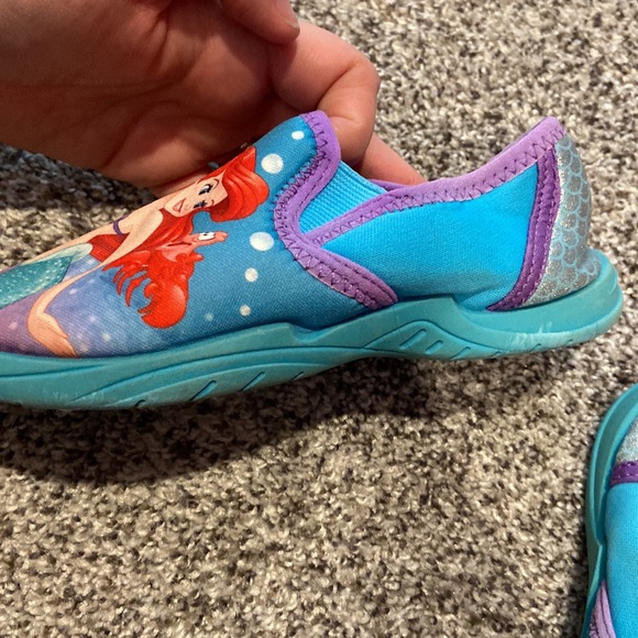 11–12 little girls,swim shoes-perfect for the lake/ ocean Disney little mermaid - Picture 6 of 13